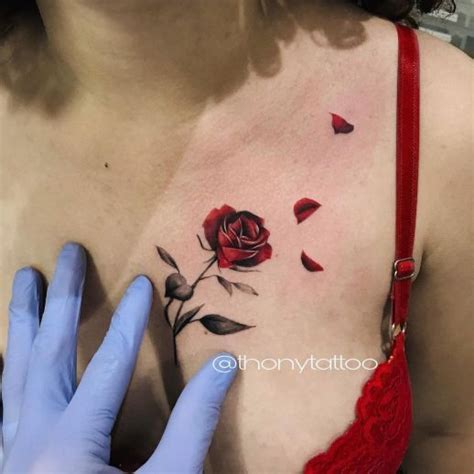 senos pecho rosas flores tatuajes para mujer|8 ideas de Tatuaje de rosa en el pecho 